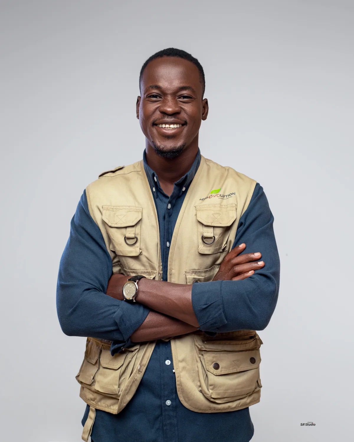 Portrait de Mystère Doux DEGBE, en gilet AgriEvolution, bras croisés